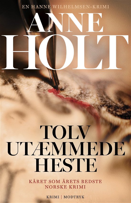 Cover for Anne Holt · Hanne Wilhelmsen-serien: Tolv utæmmede heste (Bound Book) [1º edição] (2024)